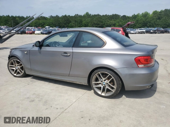 2013 BMW 1 Series 128i z VIN WBAUP9C58DVS95329, wystawiony jako Copart lot #56986015 z przebiegiem 115 518 mil mil oraz Szkoda całkowita • Salvage title. Historia ofert i sprzedaży dostępna na DreamBid. Obrazek 2.