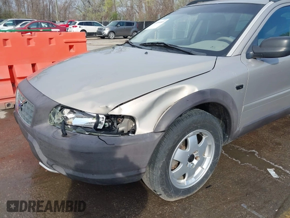 2004 Volvo V70 XC70 with VIN YV1SZ59H441165645, listed as a IAAI auction lot 41889089 with 262,914 mi miles. Bid and sale history available at carsss.com. Image 17.