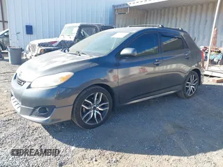 2009 Toyota Matrix S z VIN 2T1LE40E09C006482, wystawiony jako IAAI lot #42624578 z przebiegiem 163 224 mil mil oraz . Historia ofert i sprzedaży dostępna na DreamBid. Obrazek 2.