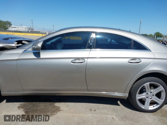 2006 Mercedes-Benz CLS 500 z VIN WDDDJ75X46A059753, wystawiony jako IAAI lot #42335719 z przebiegiem 113 962 mil mil oraz . Historia ofert i sprzedaży dostępna na DreamBid. Obrazek 14.