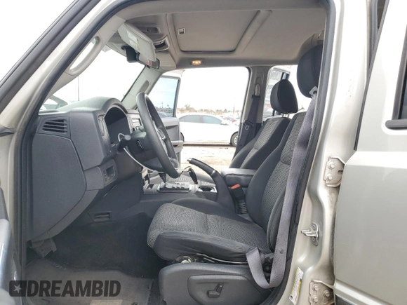 2009 Jeep Commander Sport z VIN 1J8HH48K79C519351, wystawiony jako Copart lot #44996585 z przebiegiem 153 891 mil mil oraz Czysty tytuł • Clean title. Historia ofert i sprzedaży dostępna na DreamBid. Obrazek 7.