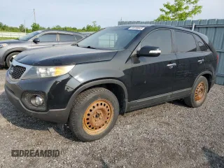 2012 Kia Sorento LX z VIN 5XYKT3A1XCG305156, wystawiony jako Copart lot #59038845 z przebiegiem 245 171 mil mil oraz Czysty tytuł • Clean title. Historia ofert i sprzedaży dostępna na DreamBid. Obrazek 1.