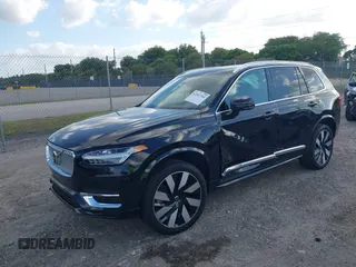 2024 Volvo XC90 Plus с VIN YV4H60LEXR1245014, выставлен на аукционе IAAI как лот 42161764 с пробегом 5 701 миль миль и . История ставок и продаж доступна на DreamBid. Изображение 2.