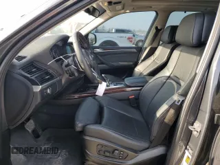 2013 BMW X5 xDrive35i z VIN 5UXZV4C50D0B11663, wystawiony jako Copart lot #53285435 z przebiegiem 109 818 mil mil oraz Szkody całkowita. Historia ofert i sprzedaży dostępna na DreamBid. Obrazek 7.