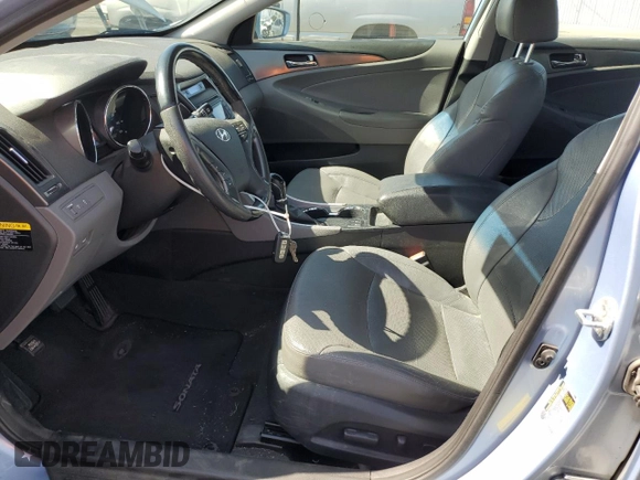 2012 Hyundai Sonata Hybrid z VIN KMHEC4A43CA047569, wystawiony jako Copart lot #57174535 z przebiegiem 186 562 mil mil oraz Czysty tytuł • Clean title. Historia ofert i sprzedaży dostępna na DreamBid. Obrazek 7.