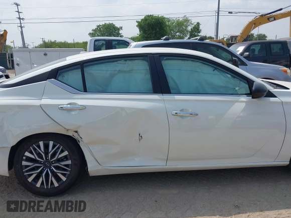 2025 Nissan Altima SV z VIN 1N4BL4DVXSN378609, wystawiony jako IAAI lot #42318744 z przebiegiem 4 751 mil mil oraz . Historia ofert i sprzedaży dostępna na DreamBid. Obrazek 13.