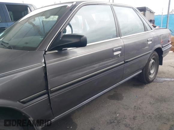 1990 Toyota Camry DLX z VIN 4T1SV21E7LU248206, wystawiony jako IAAI lot #41793635 z przebiegiem 83 550 mil mil oraz . Historia ofert i sprzedaży dostępna na DreamBid. Obrazek 6.