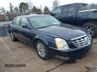 2009 Cadillac DTS 1SA z VIN 1G6KD57Y19U137656, wystawiony jako IAAI lot #41531439 z przebiegiem 103 151 mil mil oraz . Historia ofert i sprzedaży dostępna na DreamBid. Obrazek 1.