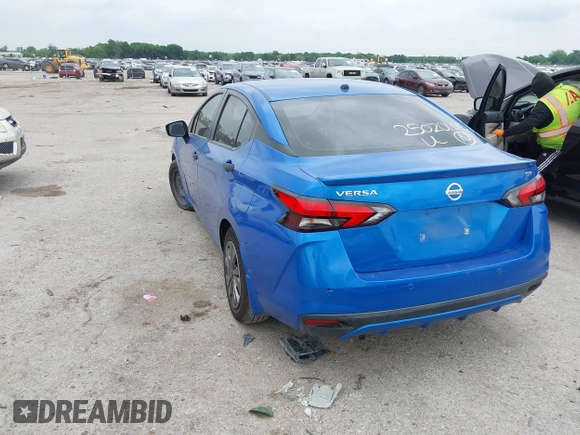 2023 Nissan Versa S z VIN 3N1CN8DV1PL832773, wystawiony jako IAAI lot #42140621 z przebiegiem 46 635 mil mil oraz . Historia ofert i sprzedaży dostępna na DreamBid. Obrazek 3.