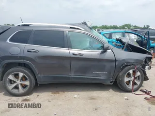 2019 Jeep Cherokee Limited z VIN 1C4PJLDB0KD487950, wystawiony jako IAAI lot #42290635 z przebiegiem Nie podano mil oraz . Historia ofert i sprzedaży dostępna na DreamBid. Obrazek 12.