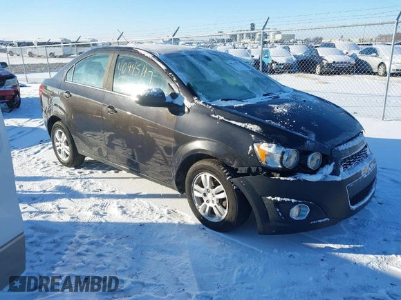 2015 Chevrolet Sonic LT z VIN 1G1JC5SH8F4194265, wystawiony jako IAAI lot #40945117 z przebiegiem 77 229 mil mil oraz . Historia ofert i sprzedaży dostępna na DreamBid. Obrazek 1.