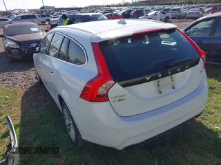 2015 Volvo V60 T5 Drive-E Premier z VIN YV140MEK2F1267396, wystawiony jako IAAI lot #41921329 z przebiegiem 93 937 mil mil oraz . Historia ofert i sprzedaży dostępna na DreamBid. Obrazek 3.