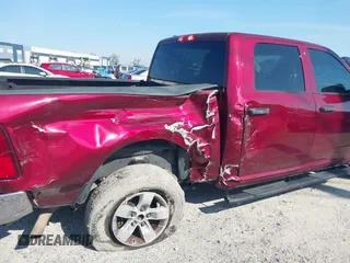 2018 Ram 1500 Express z VIN 1C6RR6KG5JS259672, wystawiony jako IAAI lot #41698317 z przebiegiem 93 789 mil mil oraz . Historia ofert i sprzedaży dostępna na DreamBid. Obrazek 6.
