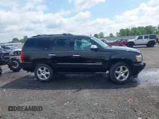 2009 Chevrolet Tahoe LTZ z VIN 1GNFK33059R297641, wystawiony jako IAAI lot #42099230 z przebiegiem 226 402 mil mil oraz . Historia ofert i sprzedaży dostępna na DreamBid. Obrazek 13.