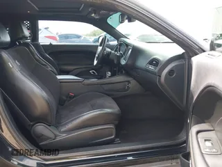 2016 Dodge Challenger R/T Scat Pack z VIN 2C3CDZFJ3GH334930, wystawiony jako IAAI lot #41872373 z przebiegiem 146 937 mil mil oraz . Historia ofert i sprzedaży dostępna na DreamBid. Obrazek 5.