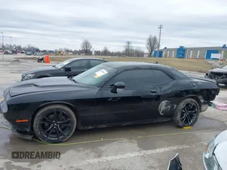 2017 Dodge Challenger SXT z VIN 2C3CDZAG5HH501706, wystawiony jako IAAI lot #41508621 z przebiegiem 93 658 mil mil oraz . Historia ofert i sprzedaży dostępna na DreamBid. Obrazek 14.