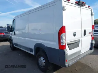 2016 Ram ProMaster Cargo z VIN 3C6TRVAG5GE134667, wystawiony jako IAAI lot #41411317 z przebiegiem 109 352 mil mil oraz . Historia ofert i sprzedaży dostępna na DreamBid. Obrazek 3.