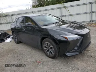 2023 Lexus RZ 450e Premium z VIN JTJAAAAB9PA019798, wystawiony jako Copart lot #67931974 z przebiegiem 3947 mil mil oraz Szkody całkowita. Historia ofert i sprzedaży dostępna na DreamBid. Obrazek 4.
