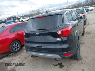 2019 Ford Escape SE z VIN 1FMCU9GD1KUA45891, wystawiony jako IAAI lot #41982627 z przebiegiem 97 546 mil mil oraz . Historia ofert i sprzedaży dostępna na DreamBid. Obrazek 16.