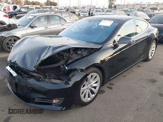 2016 Tesla Model S 90D z VIN 5YJSA1E26GF156108, wystawiony jako IAAI lot #41453148 z przebiegiem 74 717 mil mil oraz . Historia ofert i sprzedaży dostępna na DreamBid. Obrazek 21.
