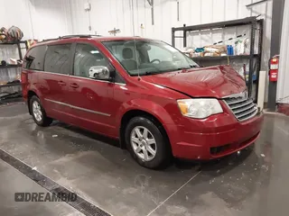 2010 Chrysler Town & Country Touring Plus z VIN 2A4RR8DX7AR480395, wystawiony jako IAAI lot #42171948 z przebiegiem 113 740 mil mil oraz . Historia ofert i sprzedaży dostępna na DreamBid. Obrazek 1.