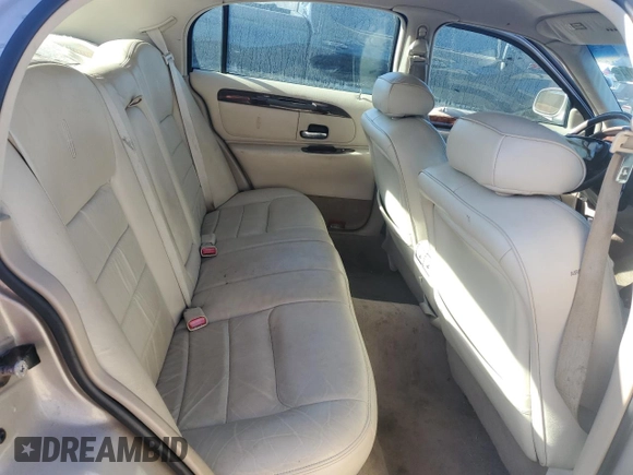1999 Lincoln Town Car Signature z VIN 1LNHM82W3XY689627, wystawiony jako Copart lot #86387904 z przebiegiem Nie podano mil oraz Szkody całkowita. Historia ofert i sprzedaży dostępna na DreamBid. Obrazek 10.