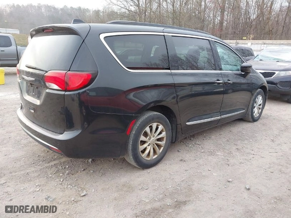 2017 Chrysler Pacifica Touring-L with VIN 2C4RC1BG8HR569467, listed as a IAAI auction lot 41720213 with NaN miles. Bid and sale history available at carsss.com. Image 4.