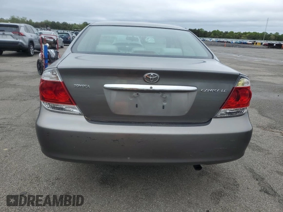 2005 Toyota Camry STD z VIN 4T1BE32K95U580581, wystawiony jako Copart lot #58212165 z przebiegiem 124 350 mil mil oraz Czysty tytuł • Clean title. Historia ofert i sprzedaży dostępna na DreamBid. Obrazek 6.