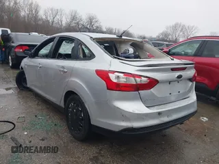 2013 Ford Focus SE z VIN 1FADP3F28DL107069, wystawiony jako IAAI lot #41412256 z przebiegiem 160 727 mil mil oraz . Historia ofert i sprzedaży dostępna na DreamBid. Obrazek 3.