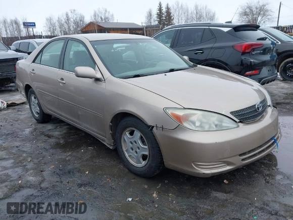 2002 Toyota Camry XLE z VIN 4T1BF32K42U533788, wystawiony jako IAAI lot #42024918 z przebiegiem 120 168 mil mil oraz . Historia ofert i sprzedaży dostępna na DreamBid. Obrazek 1.