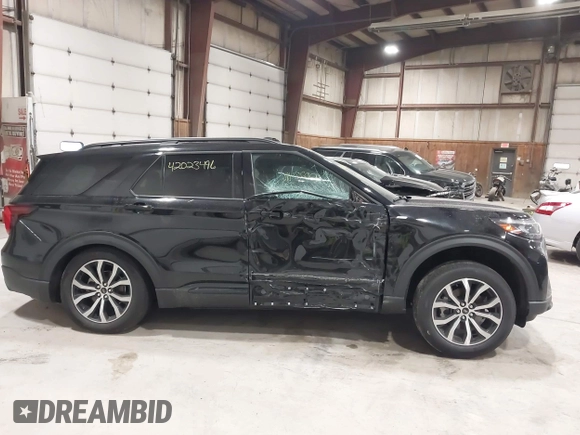2025 Ford Explorer ST-Line z VIN 1FMUK8KH5SGA50542, wystawiony jako IAAI lot #42023496 z przebiegiem 8 419 mil mil oraz . Historia ofert i sprzedaży dostępna na DreamBid. Obrazek 14.
