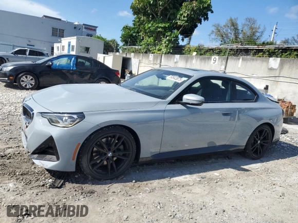 2022 BMW 2 Series 230i z VIN 3MW23CM06N8C59212, wystawiony jako Copart lot #59543875 z przebiegiem 43 097 mil mil oraz Szkoda całkowita • Salvage title. Historia ofert i sprzedaży dostępna na DreamBid. Obrazek 1.