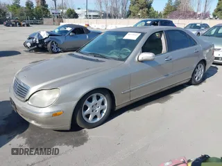 2000 Mercedes-Benz S 320/430/500 z VIN WDBNG70J9YA044313, wystawiony jako IAAI lot #41773427 z przebiegiem Nie podano mil oraz . Historia ofert i sprzedaży dostępna na DreamBid. Obrazek 2.