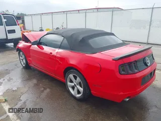 2013 Ford Mustang V6 z VIN 1ZVBP8EM4D5221864, wystawiony jako IAAI lot #42525497 z przebiegiem 130 482 mil mil oraz . Historia ofert i sprzedaży dostępna na DreamBid. Obrazek 3.