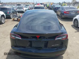 2022 Tesla Model 3 Long Range z VIN 5YJ3E1EB3NF273165, wystawiony jako IAAI lot #42282702 z przebiegiem 41 445 mil mil oraz . Historia ofert i sprzedaży dostępna na DreamBid. Obrazek 16.