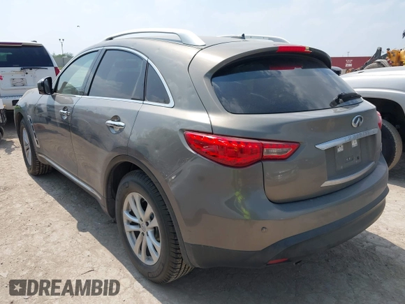 2015 Infiniti QX70 z VIN JN8CS1MU7FM380583, wystawiony jako IAAI lot #41937766 z przebiegiem 144 618 mil mil oraz . Historia ofert i sprzedaży dostępna na DreamBid. Obrazek 3.