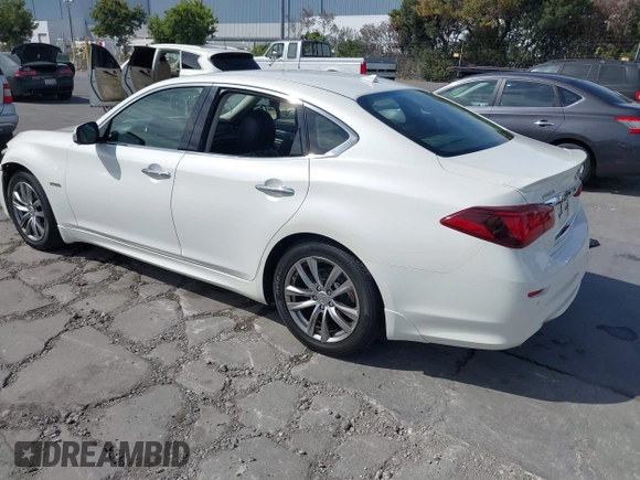 2016 Infiniti Q70 with VIN JN1EY1AP9GM470064, listed as a IAAI auction lot 42647765 with 111,474 mi miles and . Bid and sale history available at DreamBid. Image 3.