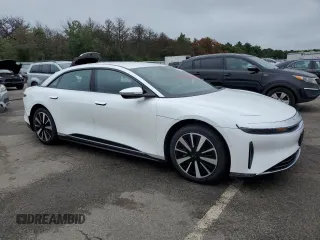 2023 Lucid Air Pure z VIN 50EA1PFAXPA006463, wystawiony jako Copart lot #65423074 z przebiegiem 4488 mil mil oraz Szkody całkowita. Historia ofert i sprzedaży dostępna na DreamBid. Obrazek 4.