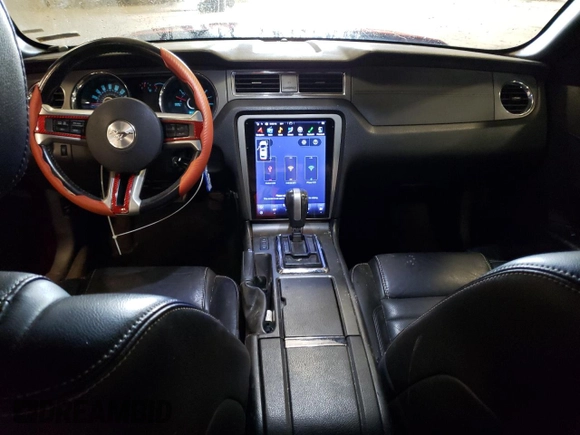 2013 Ford Mustang V6 z VIN 1ZVBP8EM2D5234080, wystawiony jako Copart lot #57939455 z przebiegiem 214 097 mil mil oraz Czysty tytuł • Clean title. Historia ofert i sprzedaży dostępna na DreamBid. Obrazek 8.