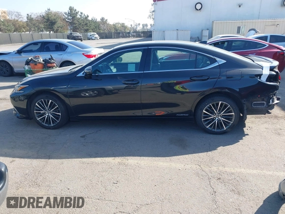 2022 Lexus ES 300h z VIN 58ADA1C18NU013723, wystawiony jako IAAI lot #41642214 z przebiegiem 221 947 mil mil oraz . Historia ofert i sprzedaży dostępna na DreamBid. Obrazek 15.