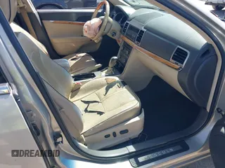 2010 Lincoln MKZ z VIN 3LNHL2GC4AR631790, wystawiony jako IAAI lot #41844306 z przebiegiem 207 402 mil mil oraz . Historia ofert i sprzedaży dostępna na DreamBid. Obrazek 5.