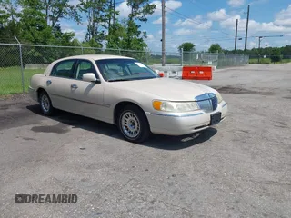 2001 Lincoln Town Car Cartier z VIN 1LNHM83W81Y688740, wystawiony jako IAAI lot #42526475 z przebiegiem 256 179 mil mil oraz . Historia ofert i sprzedaży dostępna na DreamBid. Obrazek 1.
