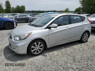 2013 Hyundai Accent SE z VIN KMHCU5AE3DU086634, wystawiony jako Copart lot #61311315 z przebiegiem 134 180 mil mil oraz Czysty tytuł • Clean title. Historia ofert i sprzedaży dostępna na DreamBid. Obrazek 1.