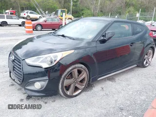 2013 Hyundai Veloster Turbo z VIN KMHTC6AE7DU106831, wystawiony jako IAAI lot #42115348 z przebiegiem 166 914 mil mil oraz . Historia ofert i sprzedaży dostępna na DreamBid. Obrazek 2.