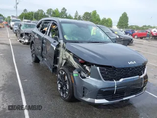 2024 Kia Sorento EX z VIN 5XYRH4JF7RG298595, wystawiony jako IAAI lot #42177922 z przebiegiem 11 963 mil mil oraz . Historia ofert i sprzedaży dostępna na DreamBid. Obrazek 1.
