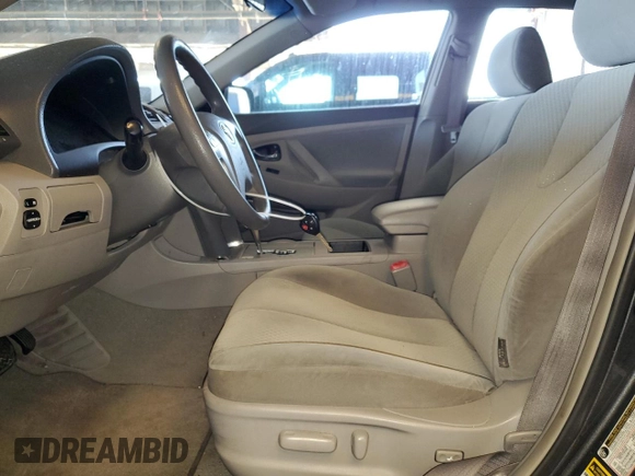 2008 Toyota Camry LE z VIN 4T1BE46K68U747760, wystawiony jako Copart lot #61265565 z przebiegiem 166 379 mil mil oraz Czysty tytuł • Clean title. Historia ofert i sprzedaży dostępna na DreamBid. Obrazek 7.