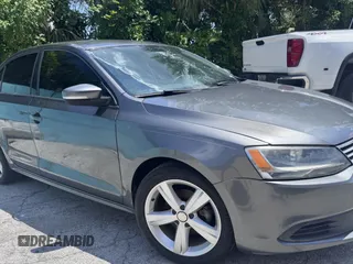 2014 Volkswagen Jetta SE z VIN 3VWD17AJ7EM249444, wystawiony jako IAAI lot #42607896 z przebiegiem 92 800 mil mil oraz . Historia ofert i sprzedaży dostępna na DreamBid. Obrazek 1.