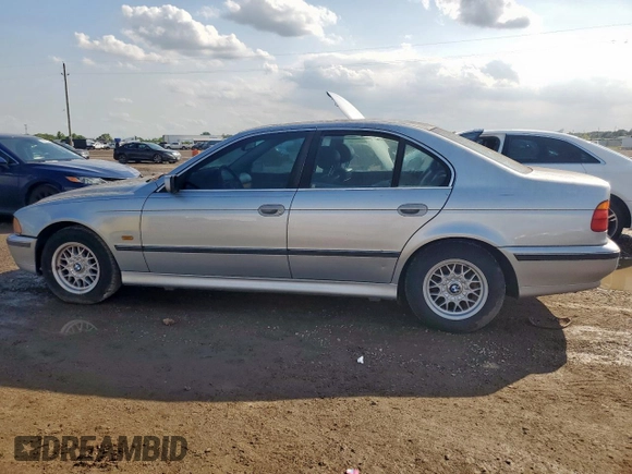 1998 BMW 5 Series 528i z VIN WBADD6323WGT91986, wystawiony jako Copart lot #57990025 z przebiegiem Nie podano mil oraz Czysty tytuł • Clean title. Historia ofert i sprzedaży dostępna na DreamBid. Obrazek 2.