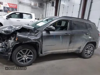 2018 Jeep Compass Altitude z VIN 3C4NJDBB9JT175313, wystawiony jako IAAI lot #41661102 z przebiegiem 101 996 mil mil oraz . Historia ofert i sprzedaży dostępna na DreamBid. Obrazek 14.