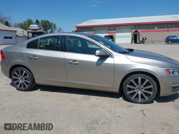 2015 Volvo S60 T5 Drive-E Premier z VIN YV126MFB8F2302747, wystawiony jako IAAI lot #42247878 z przebiegiem 95 591 mil mil oraz . Historia ofert i sprzedaży dostępna na DreamBid. Obrazek 14.